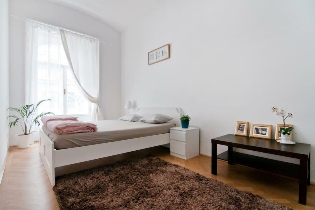 Marvelous Midtown Apartment Wenen Buitenkant foto